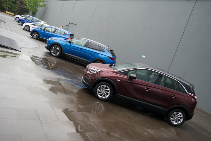 A felsorakozott X-modellek , és távolabb az elektromos és tüzelőanyag-cellás Opelek