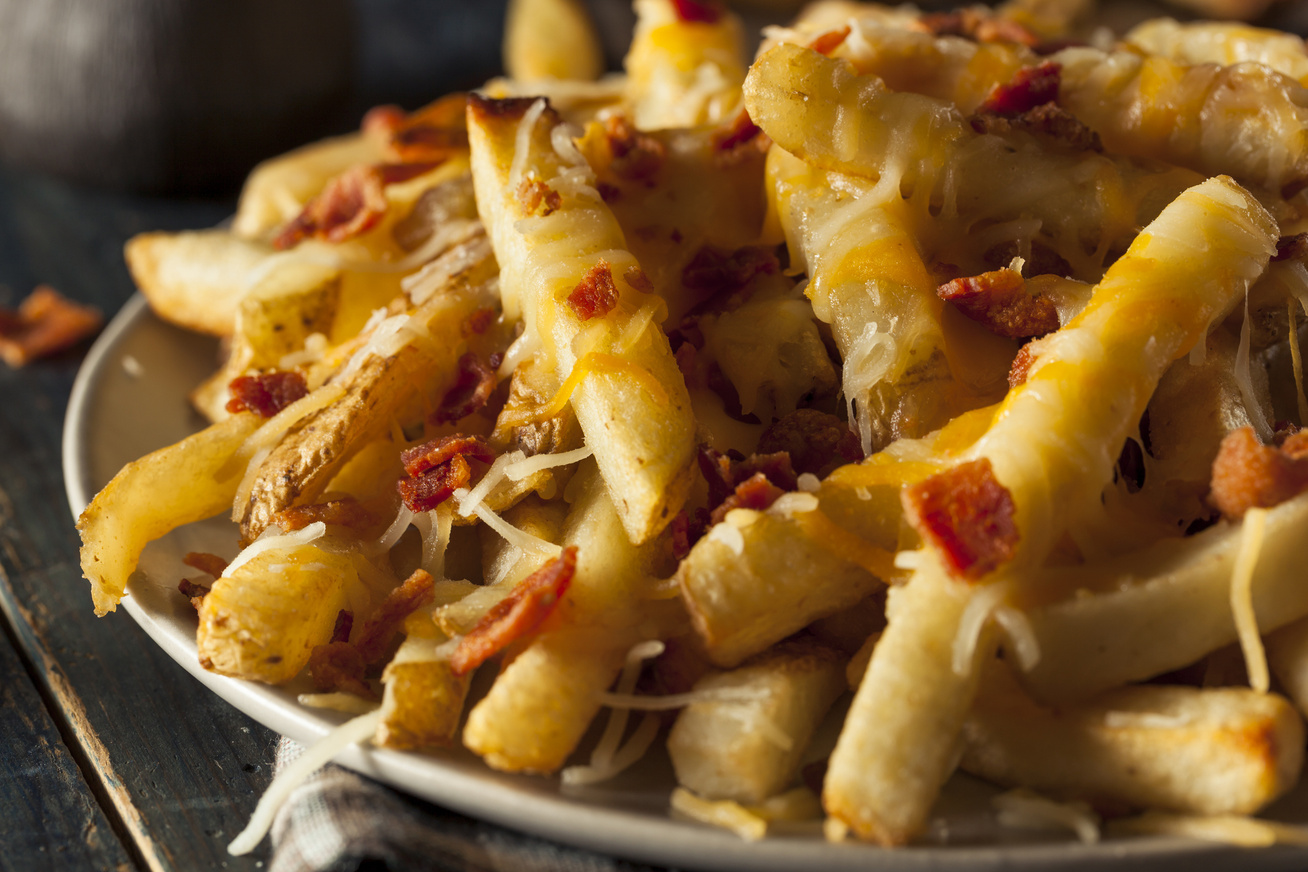 Ropogós, sajtos, baconös sült krumpli a tepsiből: nem fog tocsogni az olajban