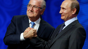 A futballtól eltiltott Blatter Putyinnal találkozott, vb-meccset nézett