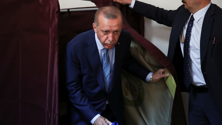Erdoğan bejelentette győzelmét, 50 százalék felett végzett az elnökválasztáson