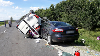 Hármas karambolt okozott egy román furgon a 42-es főúton