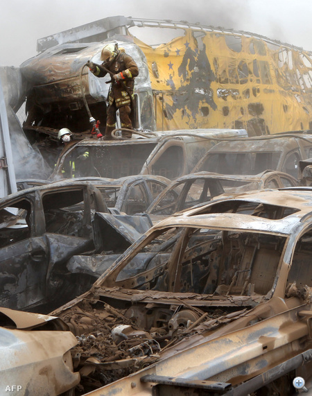 20 autó - köztük egy veszélyes anyagot szállító - ki is gyulladt