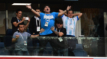 Mik azok a furcsa nyomok Maradona előtt a korláton?