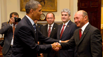 A volt román miniszterelnök-helyettes hamisított fotón fog kezet Obamával