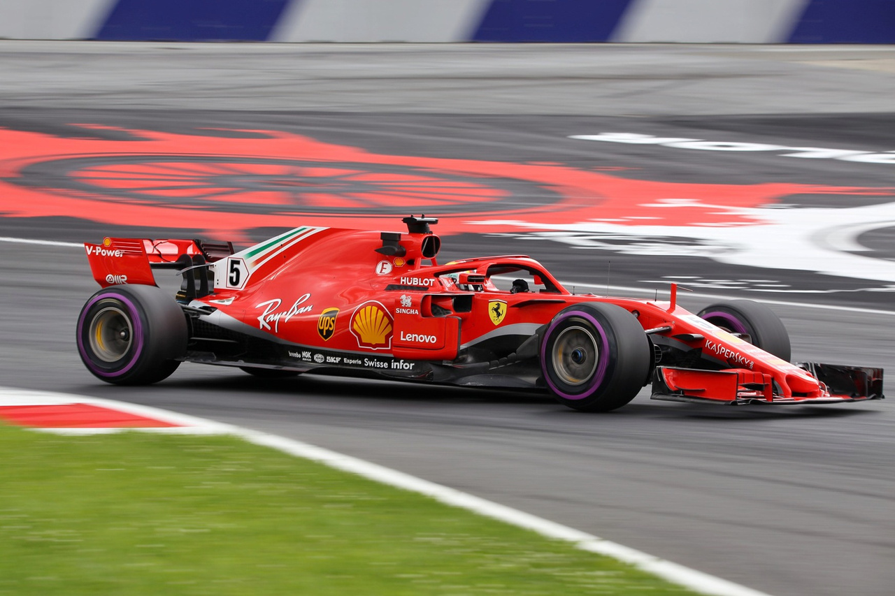 Sebastian Vettel a Ferrarival bármennyire is szétfeszítette magát, ezúttal nem bírta a 
                        Mercedesek által egész hétvégén diktált őrületes tempót, csupán a harmadik rajthelyről 
                        indulhat vasárnap. Szombaton délelőtt még megvillant az utolsó szabadedzésen, ám élesben 
                        már nem tudott mit kezdeni Bottasékkal.