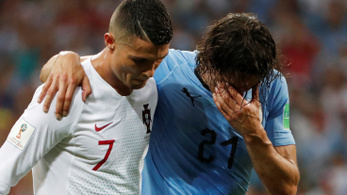 A vb fair play díja: Cristiano Ronaldo segítette le a sérült Cavanit