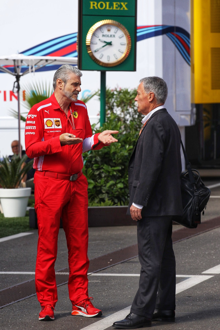 Maurizio Arrivabene, a Ferrari főnöke és Chase Carey a forma-1 első embere együtt érkeztek a vasárnapi futam reggelén, éppen Vettel szombati büntetéséről értekeznek. Látszik, hogy a Ferrari mennyire alapköve a sorozatnak, vigyáznak is rájuk rendesen a néha kitörő, olaszos hisztijeik ellenére is, nehogy egyszer beváltsák az elválással kapcsolatos fenyegetőzéseiket