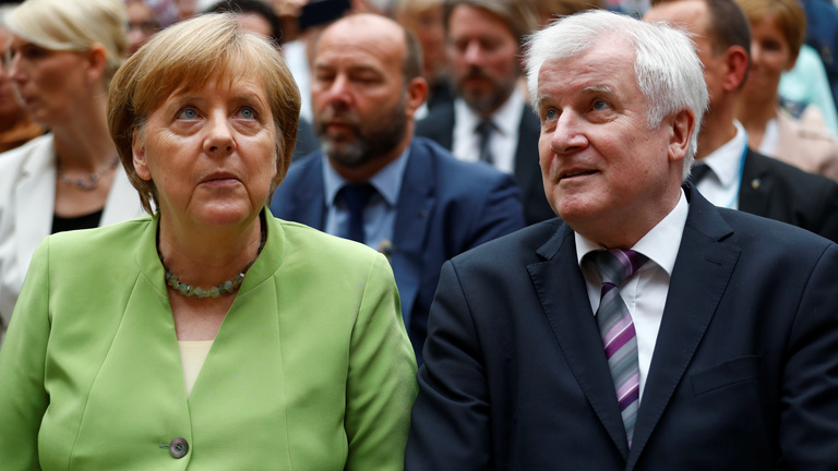 Túlélte Merkel a migrációs válságot, megegyezett a miniszterével