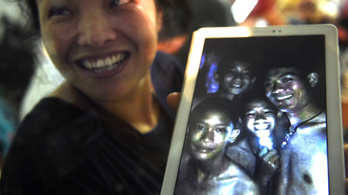 Kilenc nap után megtalálták a barlangban eltűnt thaiföldi gyerekfocicsapatot