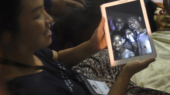 Videón látszik a thai barlangban rekedt csapat