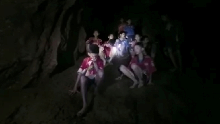 Cáfolják, hogy a hónapokba telne a barlangban rekedt thaiföldi gyerekfocicsapat kimentése