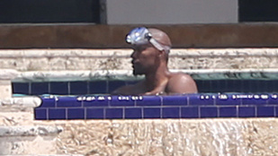 Jamie Foxx búvárszemüveget visel a medencében