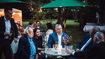 Orbán Viktor Leslie Mandoki kerti partiján vendégeskedett