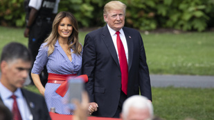 Óriásbréking: Melania Trump hagyta, hogy a férje megfogja a kezét