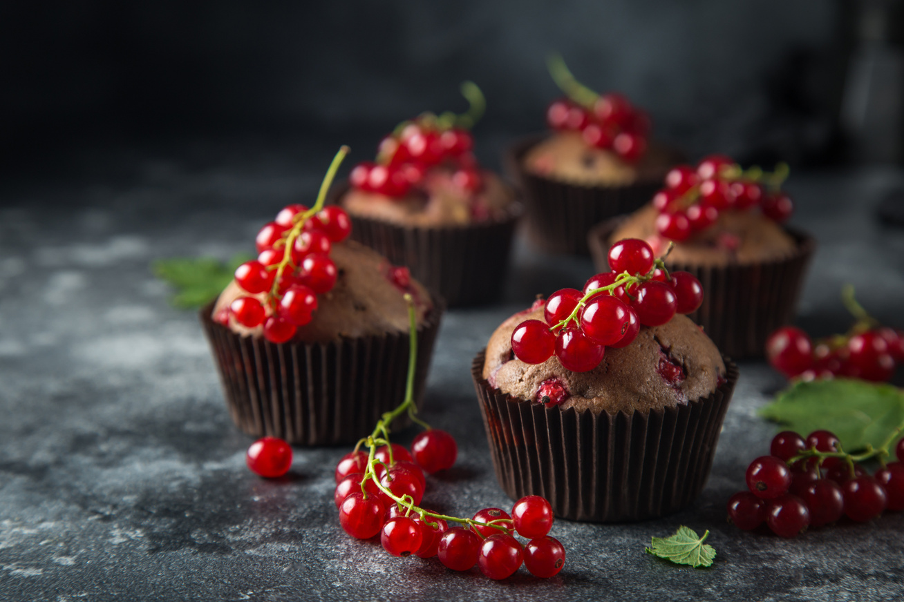 Bögrés, ribizlis muffin sok csokival: íme, a pofonegyszerű recept