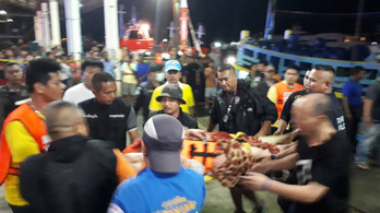Felborult két turistákkal teli csónak Phuketnél, 27 halott
