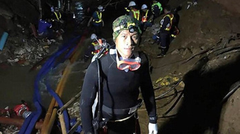 Oxigént vitt egy mentőbúvár a thai gyerekeknek a barlangba, végül az övé fogyott el, és meghalt