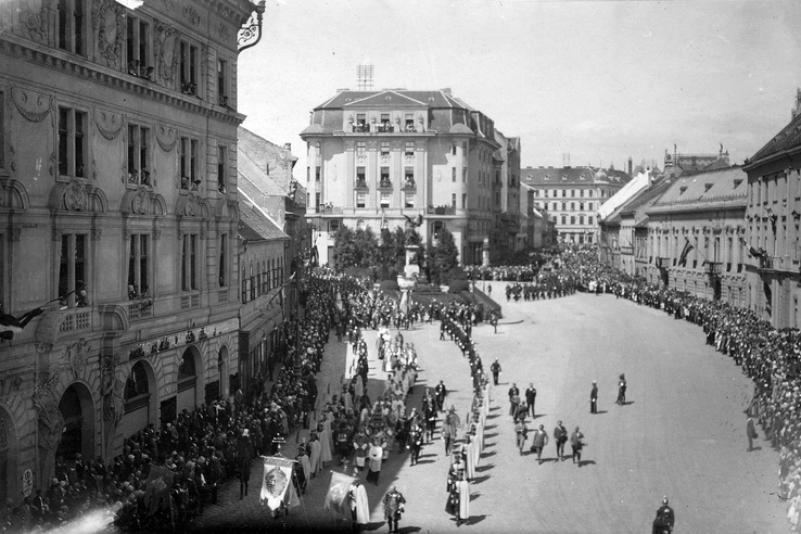 A Dísz tér északi oldala, 1927. Az egyemeletes fogadó helyére itt már egy hatalmas monstrumot húztak fel.