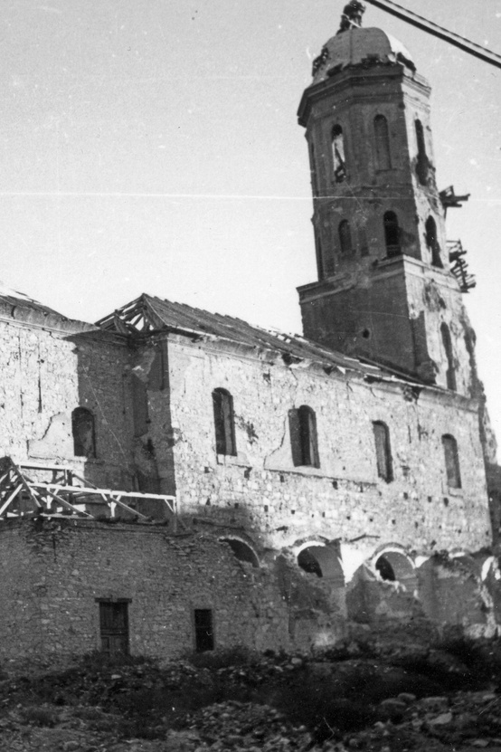 A Kapisztrán téri Mária Magdolna-templom, 1945-ben. Az épület jelentős része, láthatóan túlélte az ostromot. Balra az Országház utca