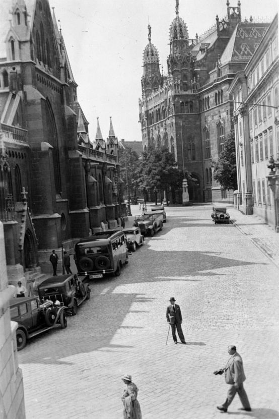 Szentháromság tér a Halászbástyáról nézve, balra a Mátyás-templom, jobbra a Pénzügyminisztérium két épülete (a jobbszélső az egykori Jezsuita Akadémia, ma Hilton szálló van a helyén). 1932