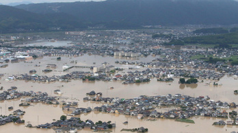 Soha nem látott heves esőzés Japánban, rengeteg a halott
