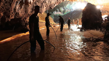 Megkezdődött a barlangban rekedt thai gyerekek kimentése, 2 gyerek már kint
