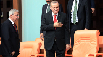 18 ezer török közalkalmazott veszítette el állását egy új rendelettel