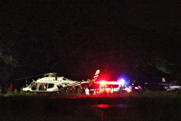 Magyar idő szerint délután 4-ig négy gyereket sikerült kihozni a barlangból, az őket szállító helikopter látható ezen a fotón, a közeli katonai repülőtér leszállóhelyén. 