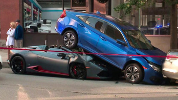 Lamborghinivel csúsztak be a Civic alá