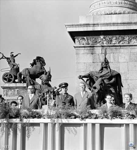 Budapest, 1961. augusztus 19. Kállai Gyula, a Minisztertanács első elnökhelyettese, Jurij Gagarin őrnagy, a világ első űrhajósa, Marosán György, az MSZMP KB titkára, Valentyina Ivanovna Gagarina, Gagarin felesége és Nagy Józsefné könnyűipari miniszter (első sor, b-j) a dísztribünön a Hősök terén rendezett nagygyűlésen. Gagarin augusztus 20. ünnepére érkezett hazánkba. MTI Fotó: Bojár Sándor 