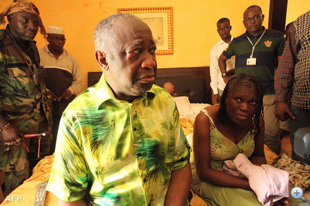 A letartóztatott Gbagbo és felesége