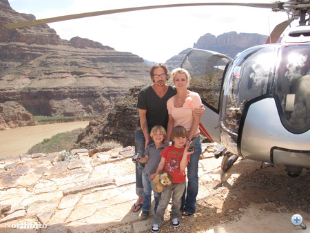 Helikoptertúra Spears-ékkel: az énekesnő, pasija és a két gyerek úgy pózol, mintha egyszerű családi kép készülne.