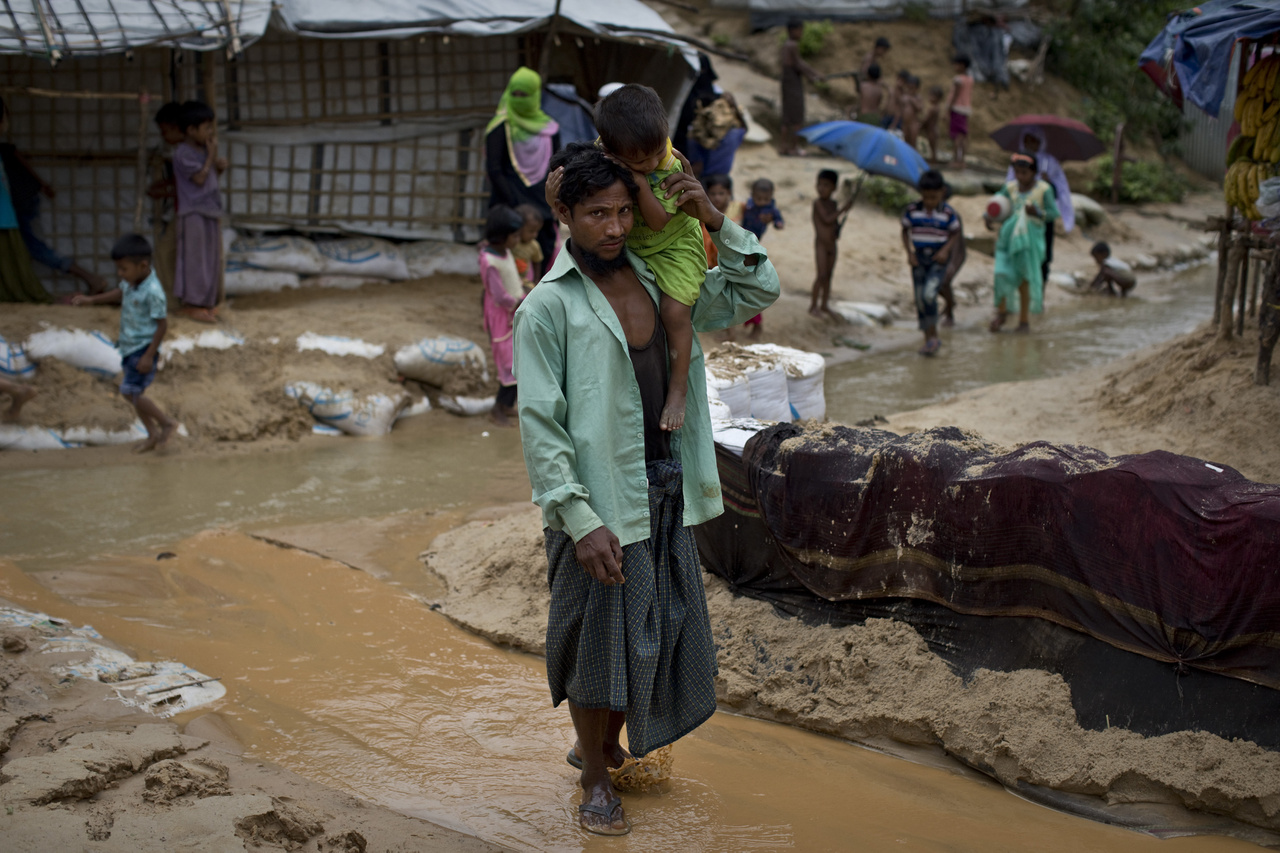 A rohingyák megpróbáltatásai azonban nem értek véget. A  Bangladesbe menekült felnőttek és gyerekek  nagy részét Cox Bazaarban helyezték el, ami jelenleg a világ legnagyobb menekülttábora, mérete Washington DC-éhez hasonlítható.    A menekültek a túlzsúfolt tábor területét csak különleges engedéllyel hagyhatják el. A helyi hatóságok és a nemzetközi szervezetek – köztük az UNICEF – elkeseredett küzdelmet folytatnak azért, hogy biztosítsák az alapvető életfeltételeket az itt élő gyermekek és családtagjaik számára.