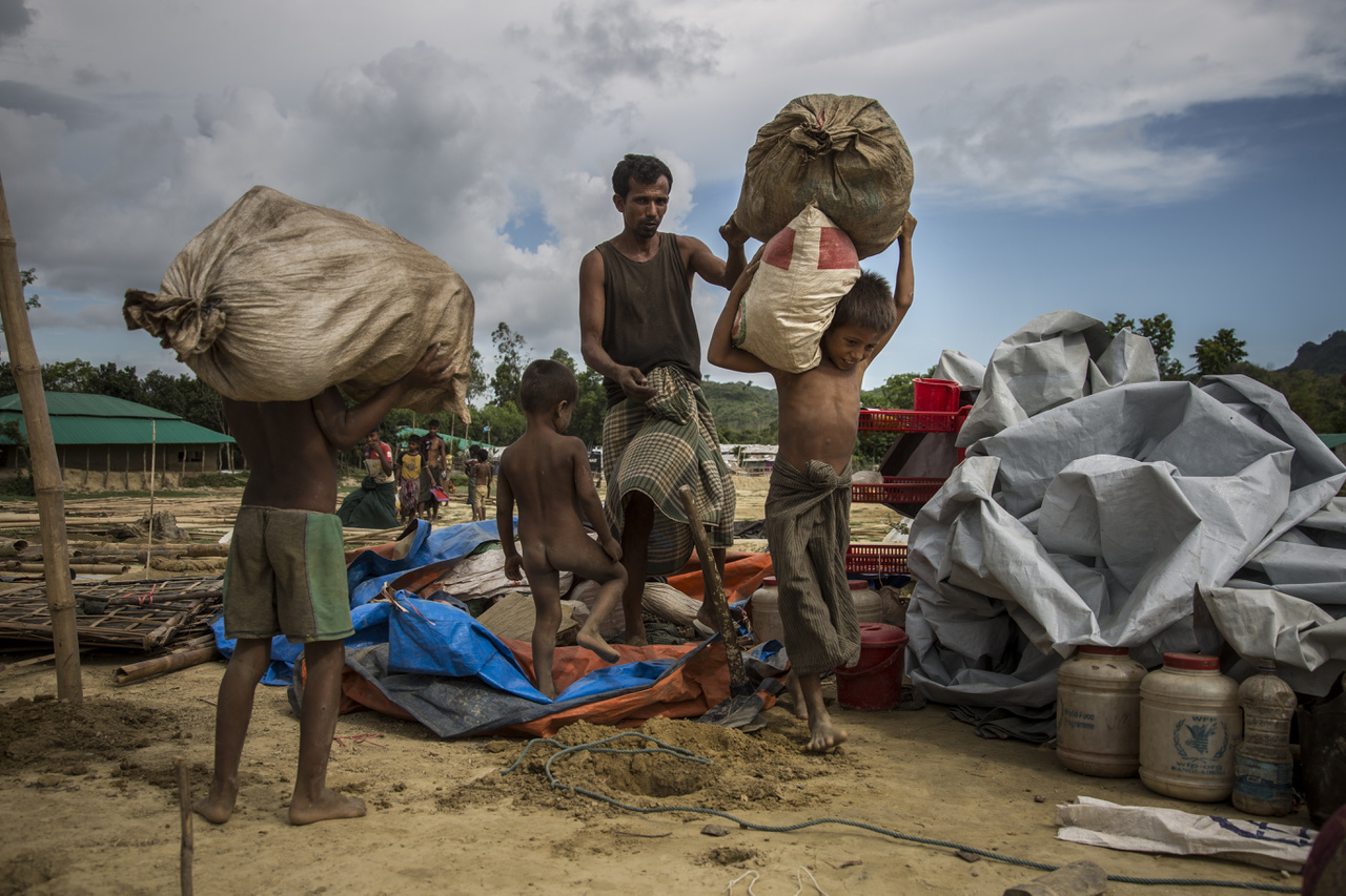 Költözködő rohingja család a monszun érkezése előtt.