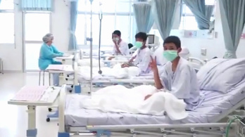Itt vannak az első videók a kórházban pihenő thai gyerekekről