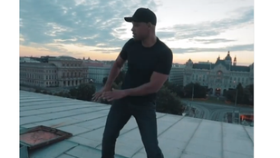 Az egyik legnagyobb amerikai bulvároldal is a Lánchíd tetején táncoló Will Smithszel foglalkozik
