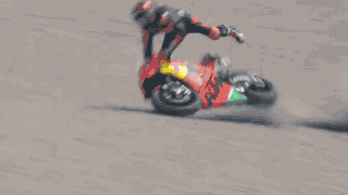 Irtózatosat bukott egy MotoGP-versenyző