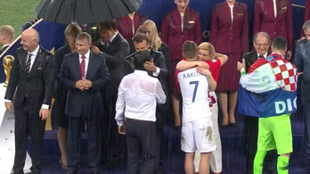 Szakadt az eső, de csak Putyin kapott esernyőt