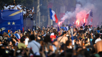 Több százezres tömeg fogadta a világbajnok franciákat Párizsban