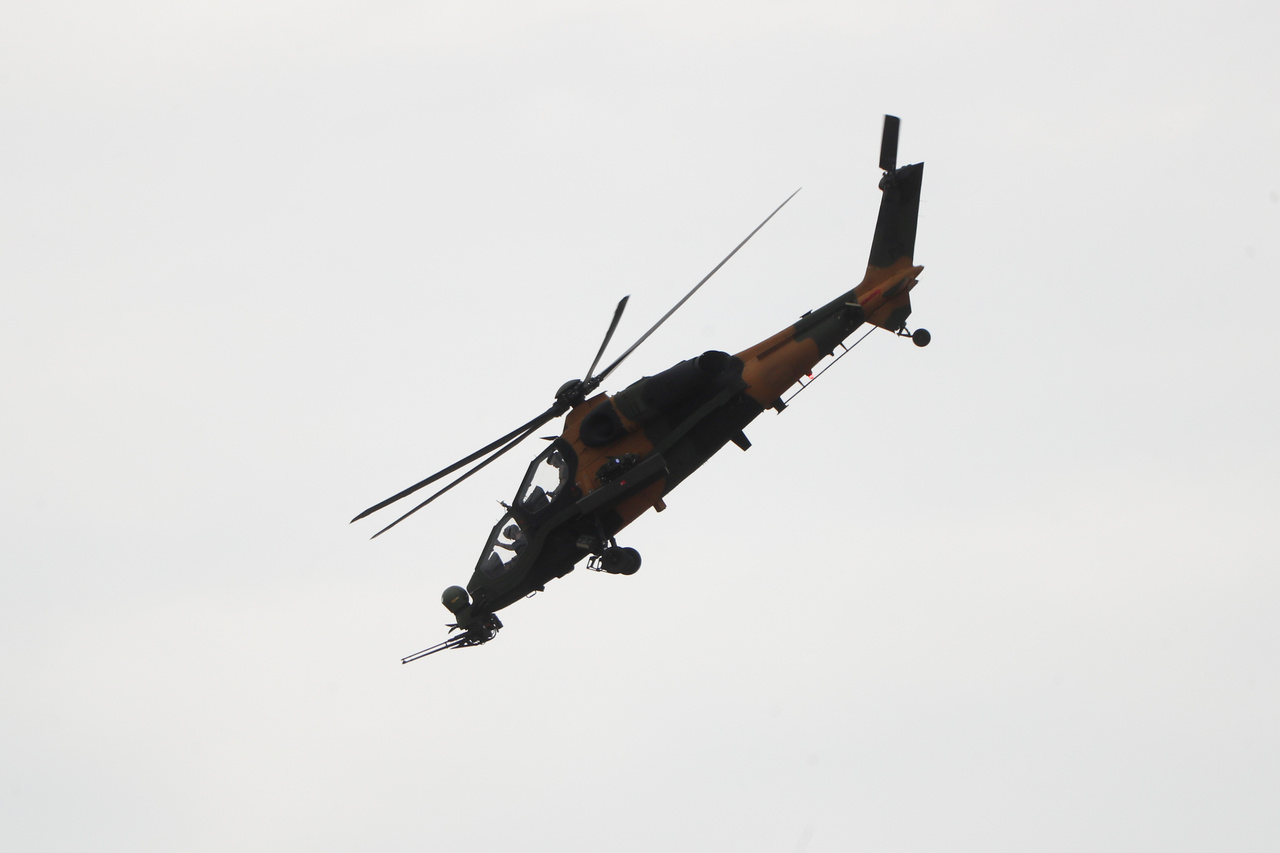 Egy T129 ATAK katonai helikopter bemutatója. A támadó célokra fejlesztett török gépet a Turkish Aerospace Industries (TAI) gyártja.