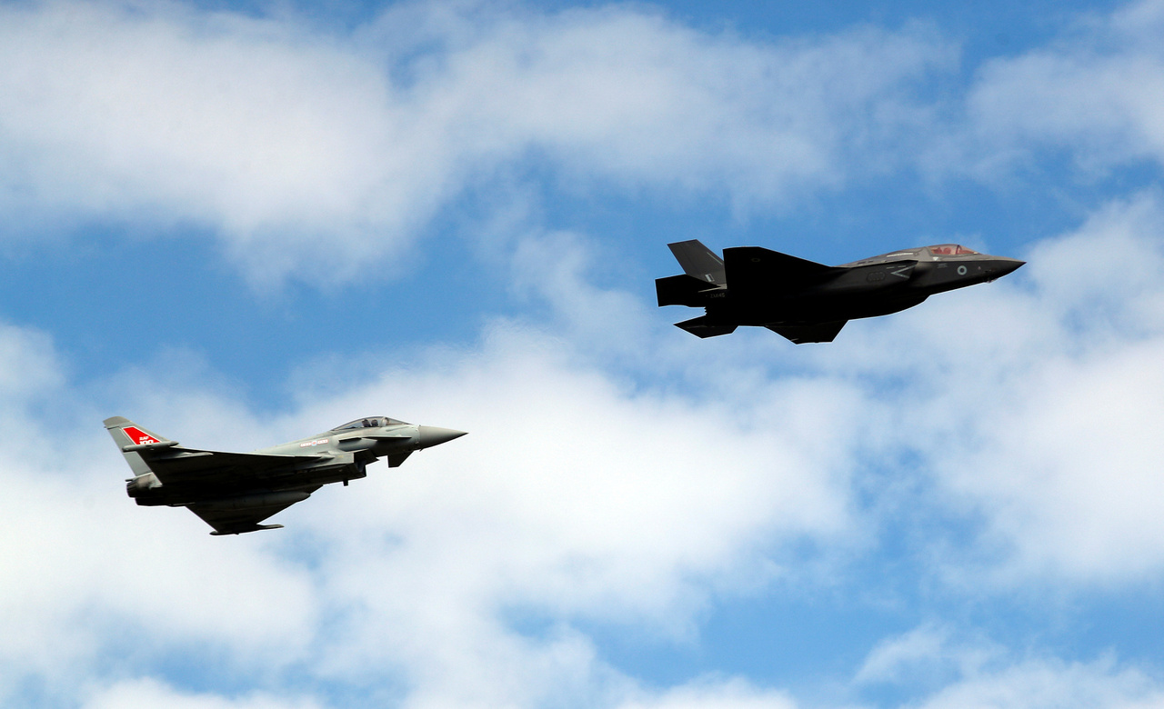 Egy Typhoon és egy F-35 páros repülése.