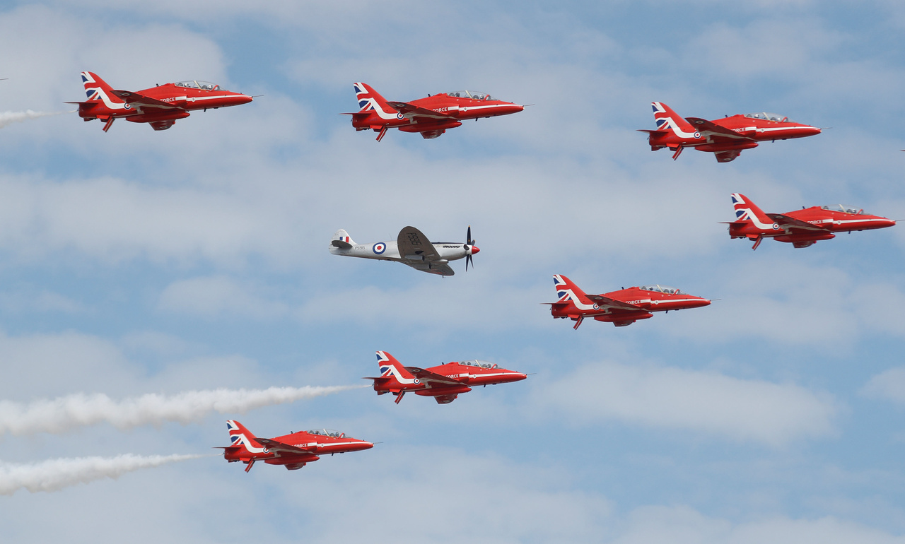 Brit büszkeség: a II. világháború ikonikus Spitfire vadászgépét veszi körül a Red Arrows formációja.