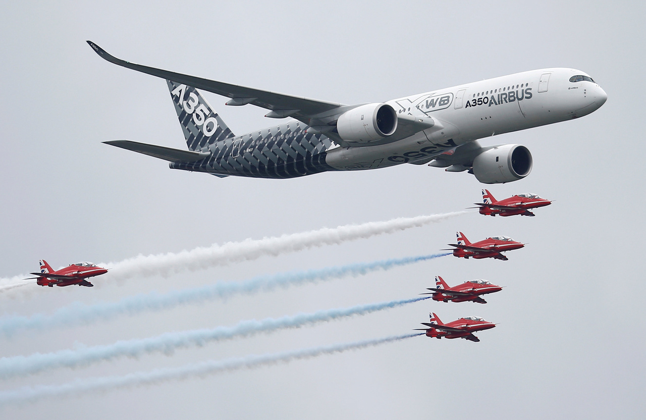 Stílusos bevonulás: az Airbus A350-ös gépét a brit Red Arrows légi akrobata csapat kíséri.