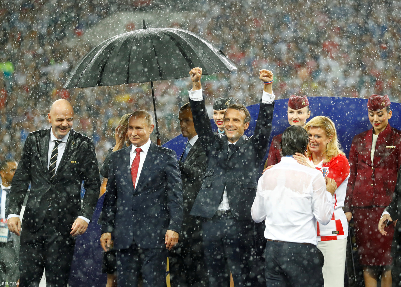 Putyin, az érinthetetlen. „A vb az akcióról és az érzelmekről szól a pályán. A döntőben mindkettőből bőven jutott, nekem viszont ez a pillanat fog megmaradni. A leintés után rögtön eleredt az eső, mintha csak az eredményre várt volna az időjárás. Egy segítő esernyőt tartott Putyin feje fölé, miközben úgy tűnt, a körülötte álló többi vezető – Emmanuel Macron francia elnök és Kolinda Grabar-Kitarović horvát államfő, valamint a FIFA elnöke, Gianni Infantino – élvezi, hogy bőrig ázhat.”