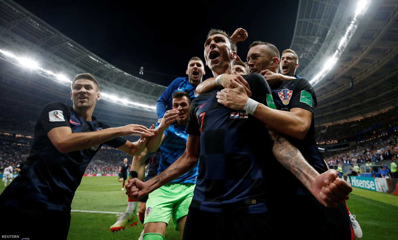 „Ez a kép akkor készült, amikor az ünneplő horvát játékosok letarolták a mellettem álló AFP-hírügynökség fotósát, Yuri Cortezt. Az ő képei, amiket a ráboruló és fölé tornyosuló játékosokról készített, pillanatok alatt bejárták a világot. De, azért én is csináltam pár képet az ünneplőkről. Sosem fogom elfelejteni.”
