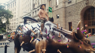 130 műpénisszel díszített Wall Street-i Támadó bikán ücsörgött egy Putyin-maszkos férfi