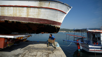 Görög halászok: pénzt adunk, ha porrá zúzhatjuk a hajóját
