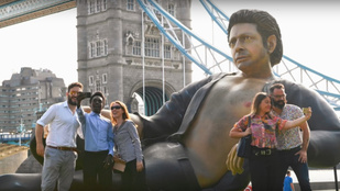 Dinóméretű Jeff Goldblum-szobrot állítottak fel Londonban