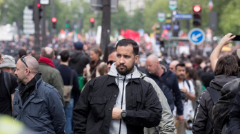 Macron tanácsadója verte a tüntetőket Párizsban