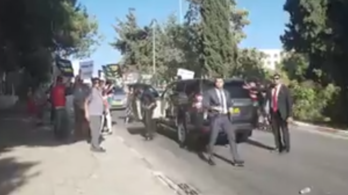 Tüntetők állták el Orbán autójának útját Izraelben